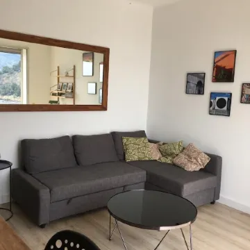 Beautiful and bright apartment with lovely view of Cassis Bay and feet in water