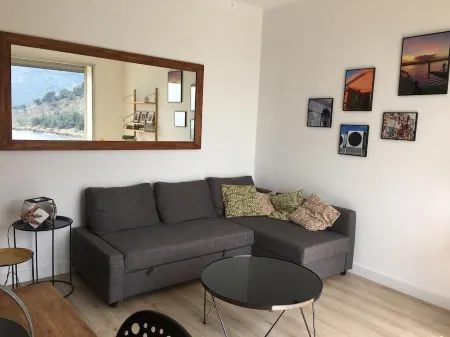 Beautiful and bright apartment with lovely view of Cassis Bay and feet in water Отели в г. Кассис