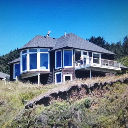 Where Views, Stars & Wildlife Meet: Your Secluded Cliffside Escape Awaits!