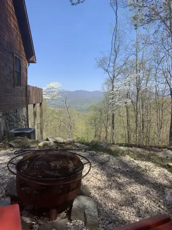 Cabin, Mtn. Views, w/Hot Tub, Min’s to Asheville or Black Mtn., 3K SF 3 Story!!!