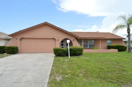 Home on the water w/ pool and dock Отели в г. Apollo Beach