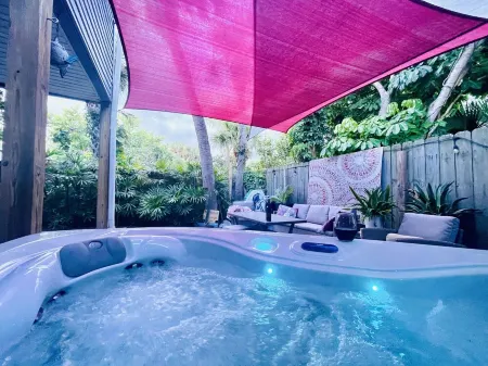 Romantic Getaway: Private Hot Tub & Honeymoon Suite Steps from the Beach