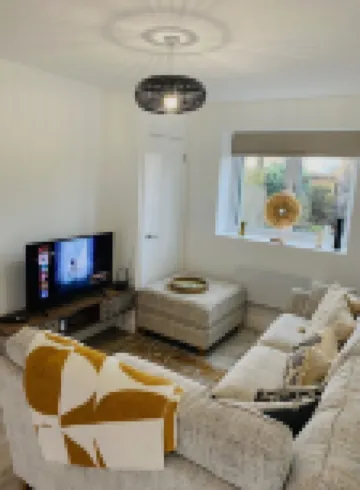 Cosy 2 bedroom detached home in Bromley with secure off-street parking