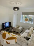 Cosy 2 bedroom detached home in Bromley with secure off-street parking