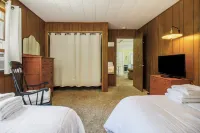 Schooner and Whoop-Ti-Do Cottages: Private Beach on Silver Lake!