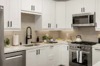 New 2 En Suite Bedrooms, Balboa Park,  Lux, 85" TV, Parking!