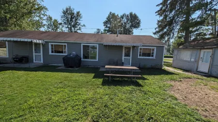 Cottage #4 - Beautiful 3 Bedroom Lakefront Cottage - Fully Renovated in 2024!