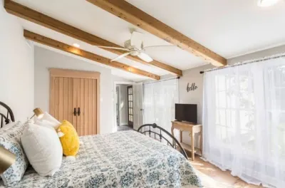 The Baby Blue Cottage - Fixer Upper, Season 3 Các khách sạn gần Waco Lions Park
