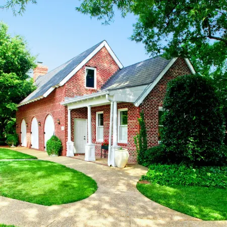 Historic Carriage House at the Church Point Manor Отели рядом с достопримечательностью «Чикс-Бич»