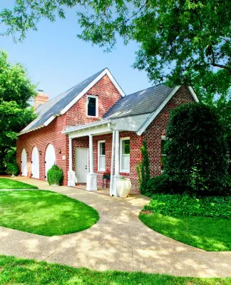 Old-World Retreat at 1860s Manor: Luxury Amenities - Tennis Court & Nature Trail Hotels in 