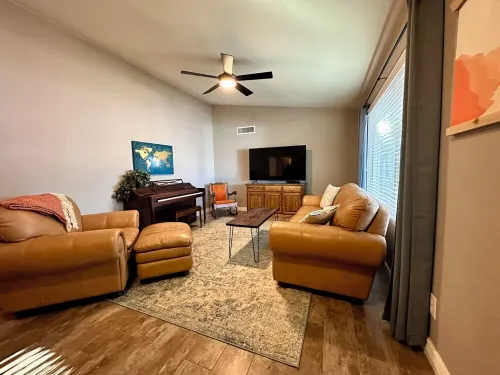 Spacious, FREE Private Heated Pool, Great Location! 10+ Guests & Pet Friendly