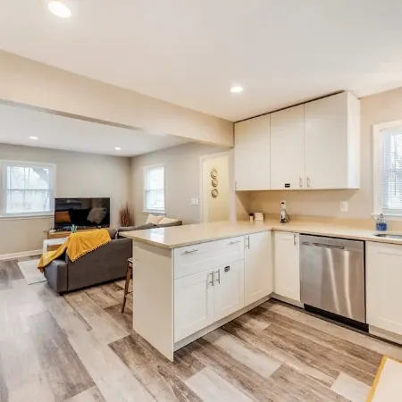 Experience Minneapolis; entire house, close to Downtown Uptown and UofM