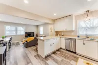 Experience Minneapolis; entire house, close to Downtown Uptown and UofM