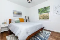 Forest oasis 3 min from beach + Hot Tub + Fire Pit