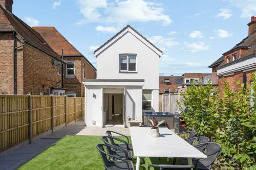 New Home near Sandbanks + Hot Tub + Sleeps 9 guests. 3 x bathrooms