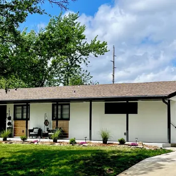 1 block from campus! 10 min walk to Allen Fieldhouse