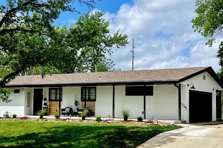 1 block from campus! 10 min walk to Allen Fieldhouse Отели в г. Лоренс