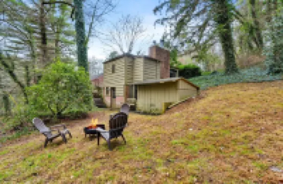 Cozy cottage minutes from downtown Asheville with a countryside feel