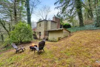 Cozy cottage minutes from downtown Asheville with a countryside feel Hotel in zona Charles D Owen Park