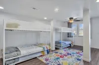 Waterfront home with dock, pool and hot tub! NOTRE DAME FOOTBALL Hotel dekat Roxie's Manhattan