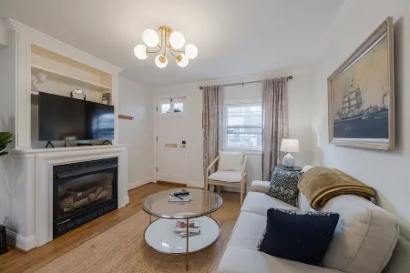 Charming 1920s Townhome in Old Town! Отели в г. Александрия