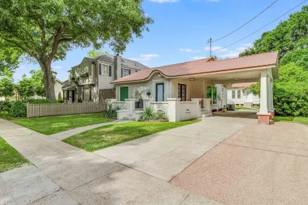 Evangeline House! Beautifully remodeled & Super Close to Downtown