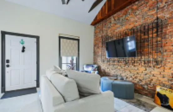 New Historic 1 Bed/1 Bath Suite Steps to River Street!