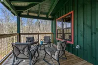 Ridge Top Cabin Retreat w/ Hot Tub & Game Room