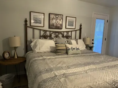 No chores! / 6 guests /⬆️stairs /🦮🐈/WI-FI/alt pay for long stays Hotels near Haysland Square