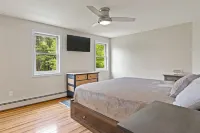 Hot tub, big PATIO private yard, 1mile to beaches and shops/dining. 웹하넷 골프 클럽 주변 호텔