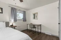 Green Bay Getaway - 4 minute walk to Lambeau and Resch Center 그린베이 호텔