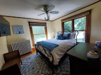 Historic home near lake, parks, shopping and BVU!  Perfect for the holidays! Hotels in der Nähe von Harker House