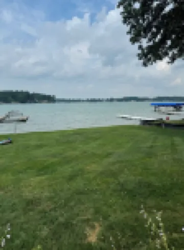 Charming 4-Bedroom Cottage on Fabulous Diamond Lake! Just Remodeled! WiFi & AC