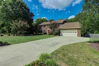 Private & Spacious 4Br w/ Heated Pool, Hot Tub & Fire Pit · Near Hpu & Market