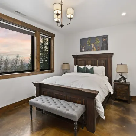 Gorgeous mountain getaway - VIEWS - HotTub - Private - Wildlife - Close to town