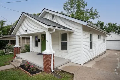 Mins to UK- Rupp- Kroger Field-  Blocks away to UK & ST Joes Hospital- Hotels near Hopemont