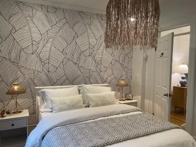 Charming! 2BDR -5 min. Walk to Lake Resort or Downtown 캐넌다이과 레이크 스테이트 마린 공원 주변 호텔