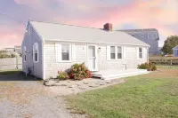 Walk to beach, great yard, central air, sleeps 6 + loft Hotels near Cuffy's