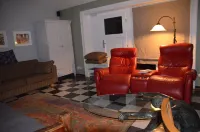 Near Hamburg - 4 bedrooms, 2 bathrooms, sleeps 6 S-Bahn and bus Hotels in Halstenbek