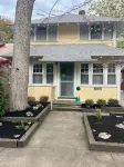 Lovely Lakeside Cottage! Sleep 11, Easy Parking, Linens Included!