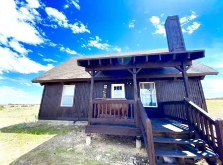 GLAMOROUS Stylish cabin💫 over 2 acres, beautiful views, sleeps 8, washer & dryer