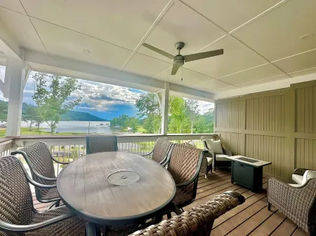 Escape to "Studio B Lake, Pool, Splash Pad, Hot Tub, Kayaks, fire pit, etc