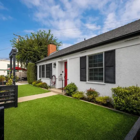 Charming 3 Bedroom Cottage with AC and WiFi in Superb Long Beach Location.