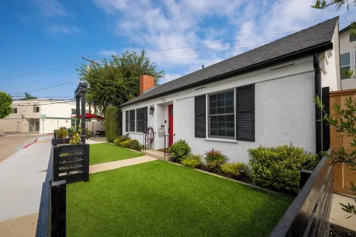 Charming 3 Bedroom Cottage with AC and WiFi in Superb Long Beach Location.