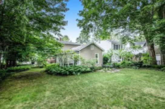 #2 Cozy 1-bdrm suite downtown with parking