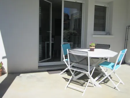 Lovely T2 ground-floor apartment with all comforts. Design, secure-pool- private parking.