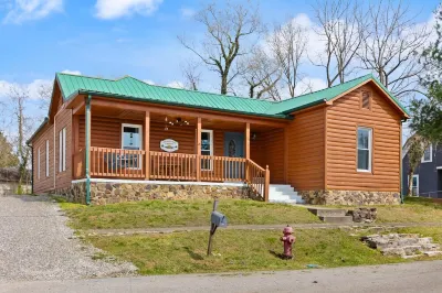 Walking distance to Burnside marina! Views of beautiful Lake Cumberland!