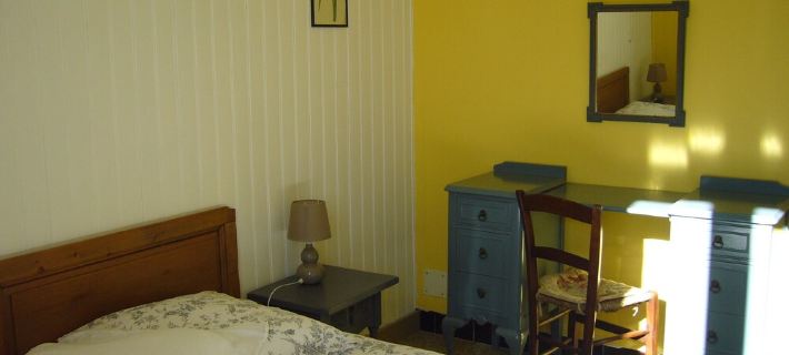 House 10 mn walk from the city center with shaded garden, olive trees. Hotels in Uzès