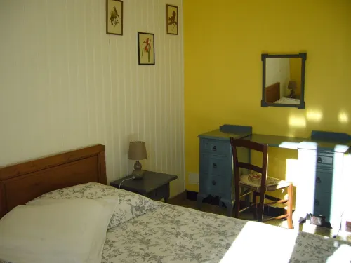 House 10 mn walk from the city center with shaded garden, olive trees.