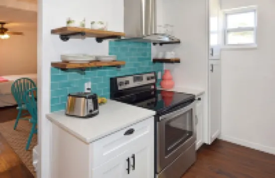 Luxury Studio for 4, Completely Remodeled and only a short walk to the beach!